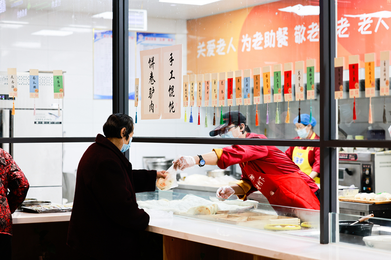 老年人在幸福食堂享用愛(ài)心午餐。(3152234)-20221110115050_副本.jpg